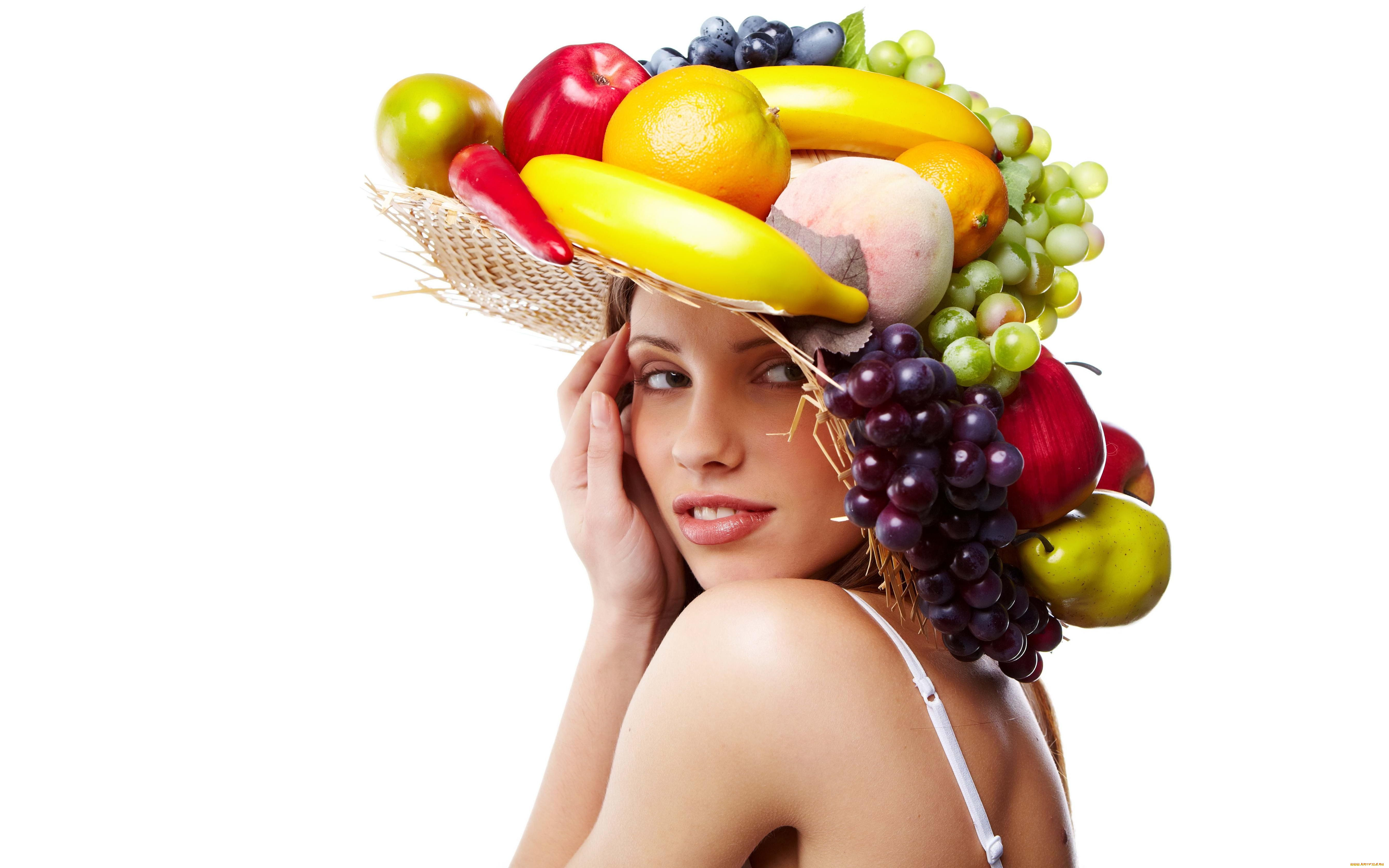 Фруктовая девочка. Девушка с фруктами. Головной убор с фруктами. Шляпа из фруктов. Фрукты на голове.